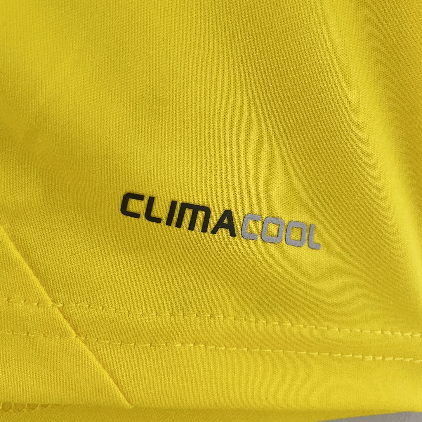 Real Madrid 11/12 Retro Goleiro Yellow